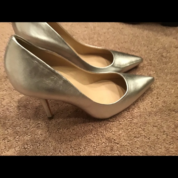 🌷CHARLES DAVID SILVER HEELS IN SIZE 8 1/2 - Picture 4 of 7